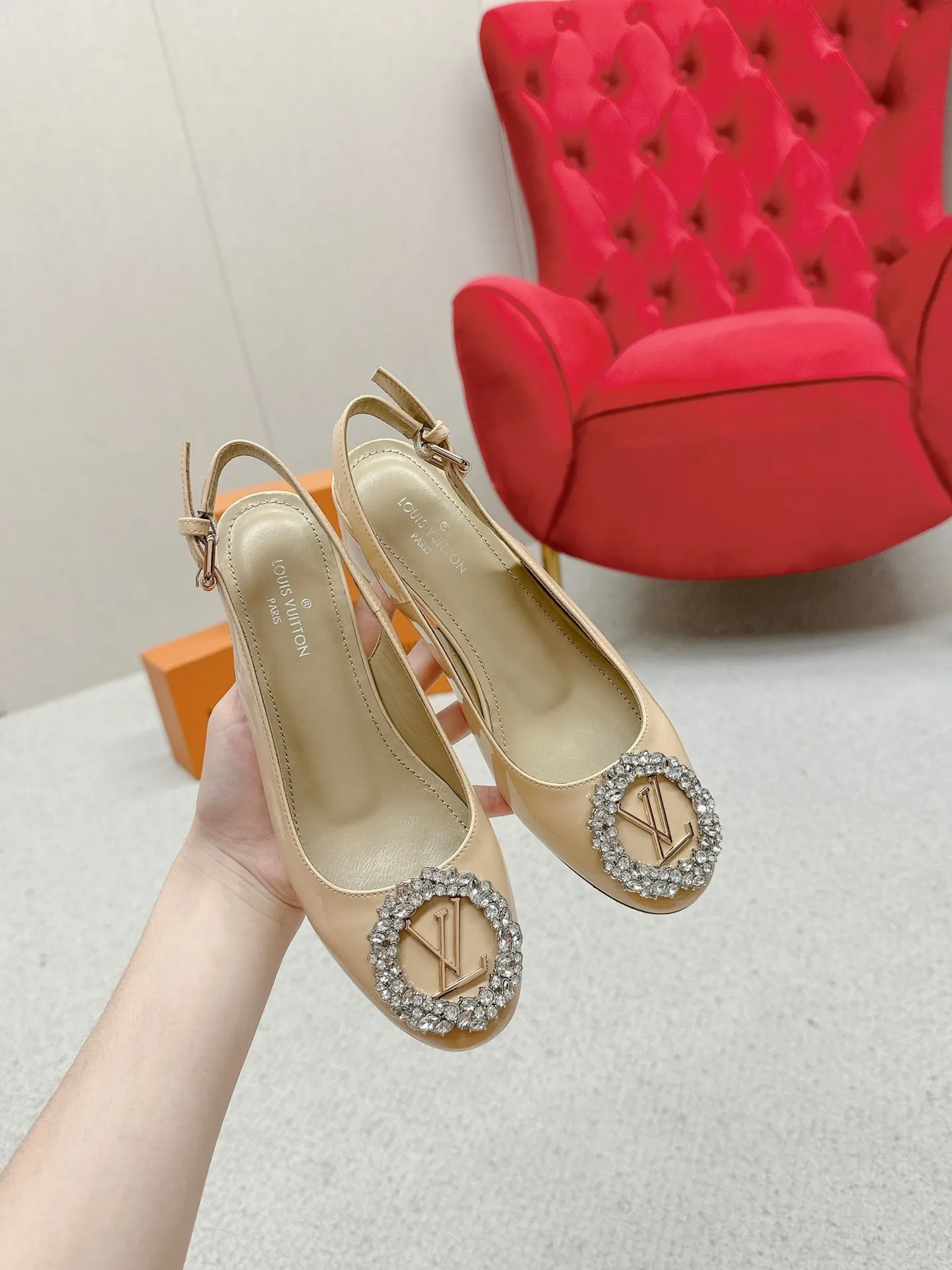 👟👟Ex-factory price 580👟👟 👑 Lv shoes This Urban Twist women's shoe is a stylish upgrade to the classic stiletto style. It is made of smooth calfskin upper with a bright silver metal toe and is engraved with the LV Circle logo, highlighting the Louis Vuitton brand characteristics. Detailed features: Calfskin material Lining: Imported full-grain sheepskin Foot pads: Imported full-grain sheepskin sole Italian genuine leather sole Heel height Two height sizes: 34-40 (34.40.41 customization is not returnable)